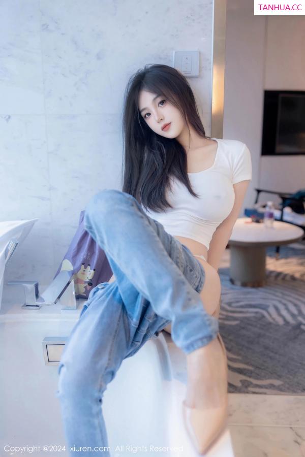   [XiuRen]高清写真图 2024.04.29 No.8467 周周不吃香菜 新人牛仔裤第13张图片